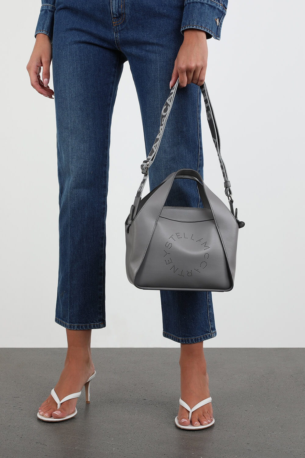 תמונת כל הלוק של Medium Logo Tote Bag in Grey